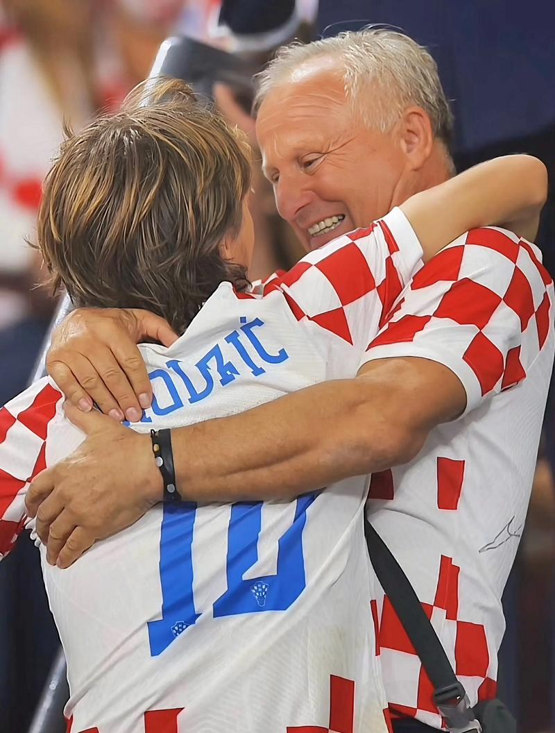 梅西太内向了，主持人说第一句就想拿着奖杯走，不到三年拿四冠