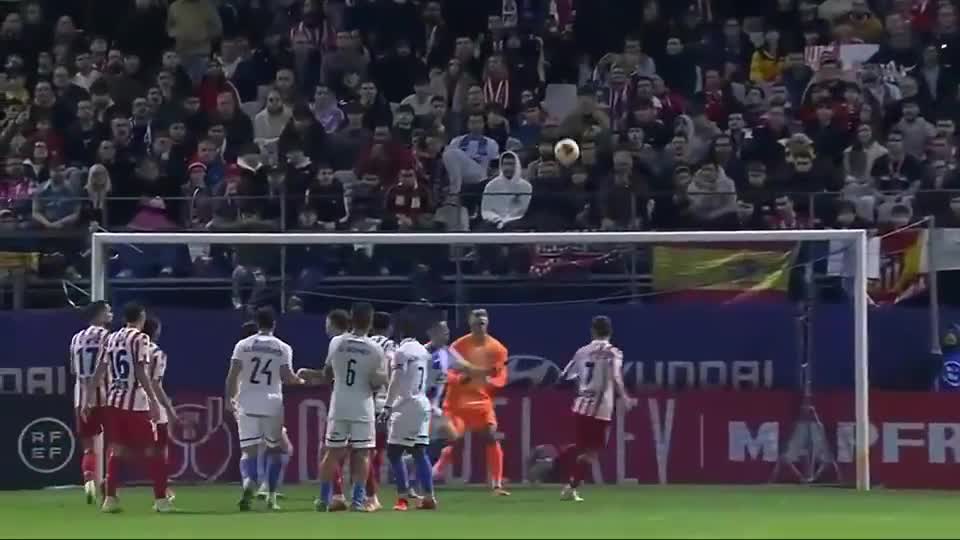 打破小贝纪录，布鲁日前锋福布斯是欧冠对巴萨传射最年轻球员